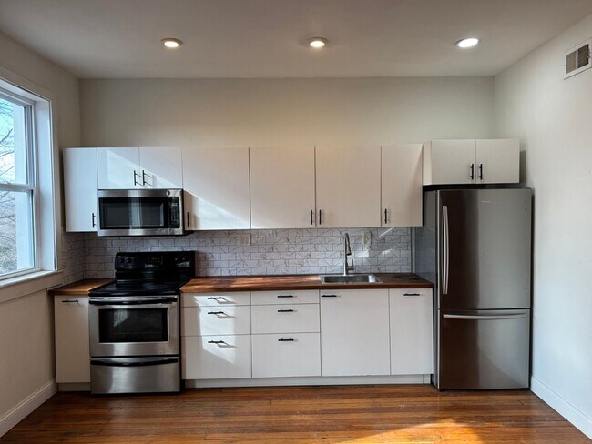 Building Photo - 3020 Cherokee St