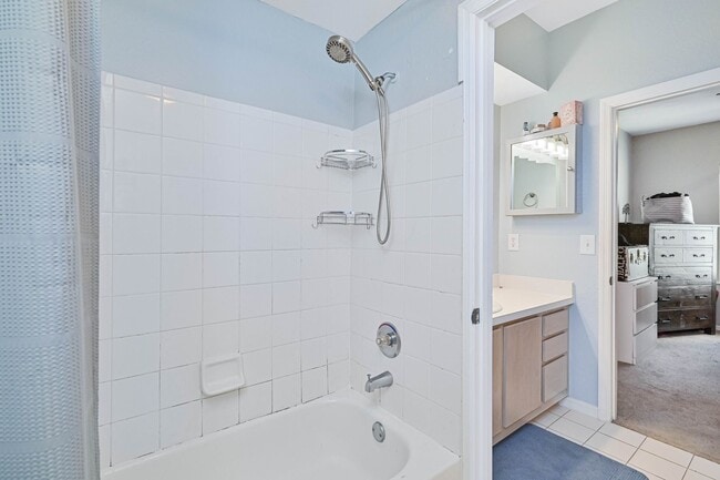 Building Photo - AVAILABLE January 2026 - 1/1 Condo - Acros...