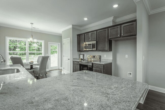 Building Photo - Like-New Home