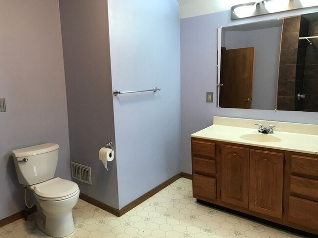 Building Photo - 4 Bedrooms/2 Bath Home with attached Garage