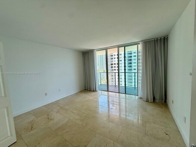 Building Photo - 1155 Brickell Bay Dr
