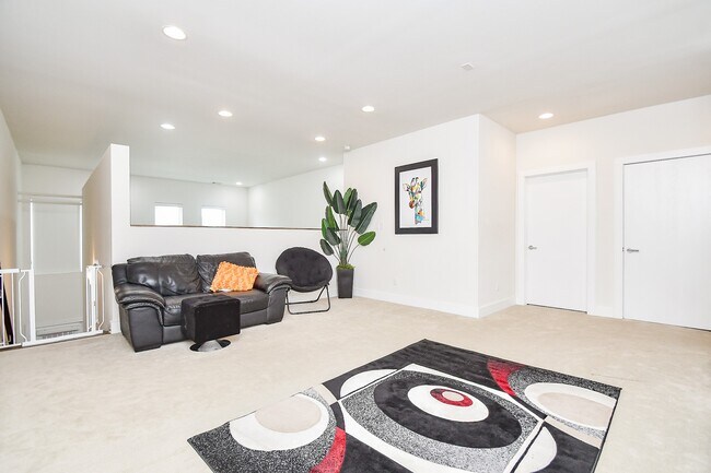 Building Photo - 5519 Paraiso Pl