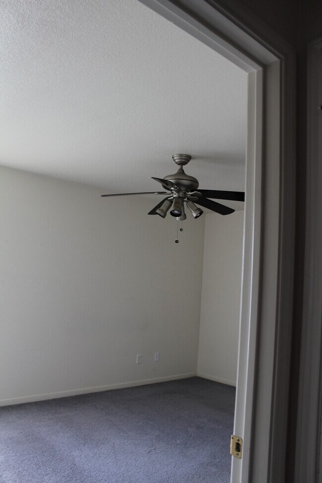 Building Photo - 406 Primrose Dr