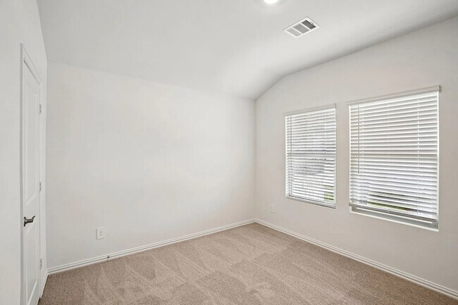 Building Photo - 704 Edgehurst Dr