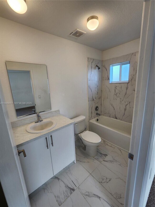 Building Photo - 452 NW 12th Pl