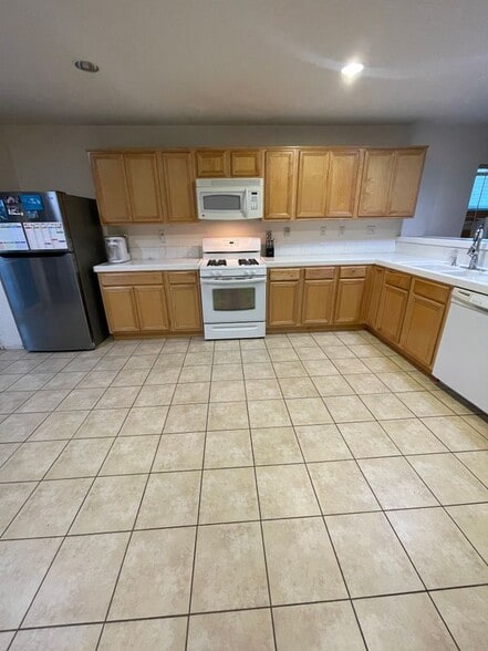 Building Photo - 45118 Parkview Ln