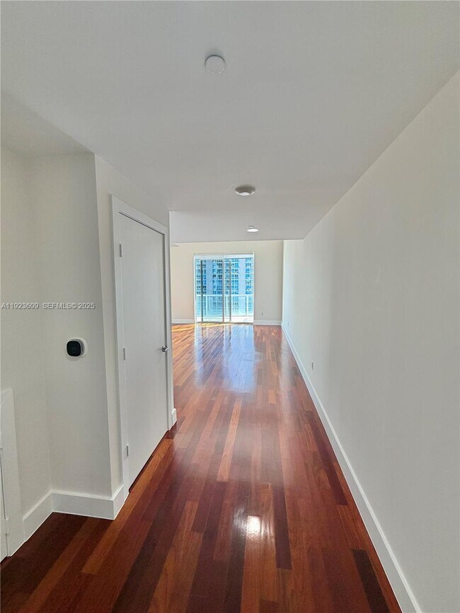 Building Photo - 1060 Brickell Ave