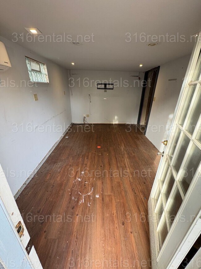 Building Photo - $1099 - 3 bed 1 bath - Single Family Home