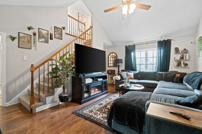 Building Photo - Lovely home in Peach Tree - Waiting for you to call home for the Holidays!