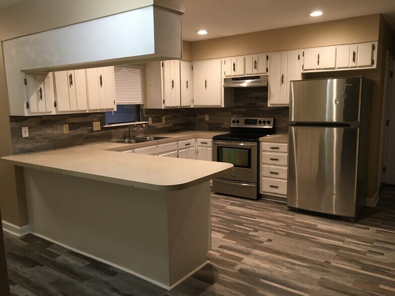 Building Photo - 10845 Eastwood Dr