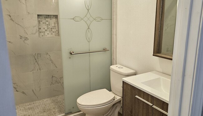 Building Photo - Remodeled 2bed 1bath