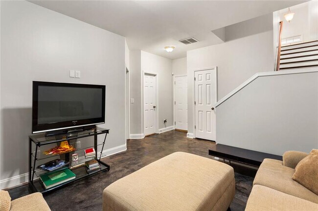 Building Photo - 4324 Laurel Creek Ct SE