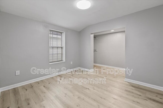 Building Photo - 705 W 47th St