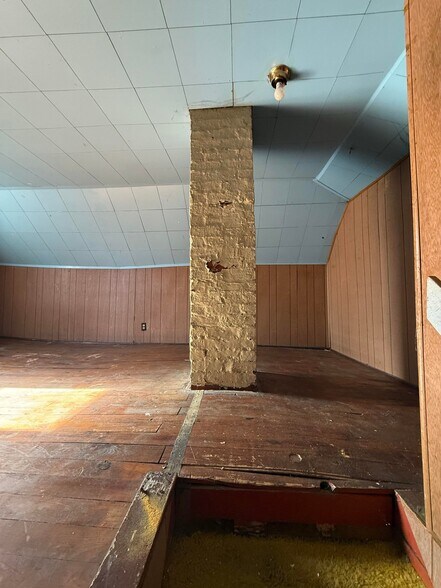 Building Photo - 1286 E Vanderhoof St
