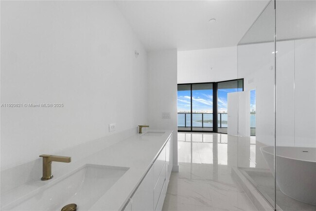 Building Photo - 700 NE 24th St