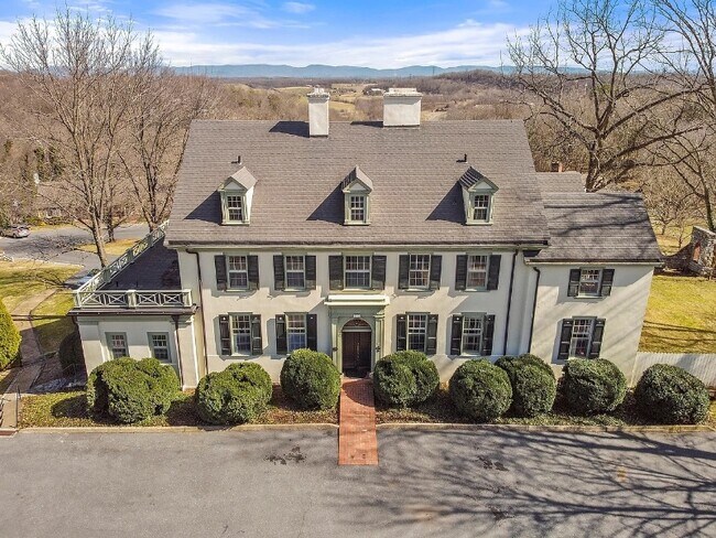 Building Photo - 2 Waverley Green