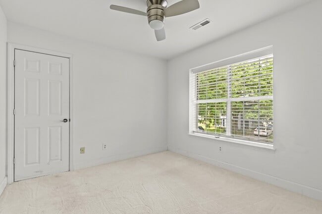 Building Photo - 1382 Center Lake Dr