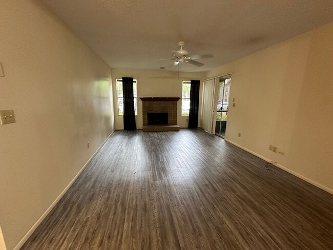 Building Photo - Stunning 1 Bedroom Condo in Pet-Friendly A...