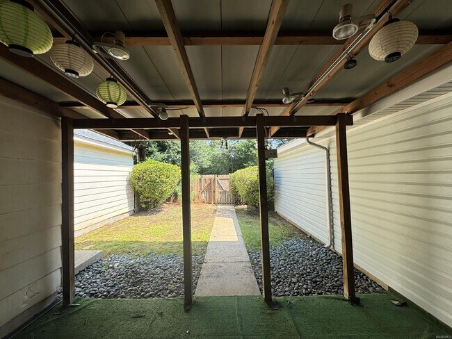 Building Photo - 578 Hollow Wood Rd