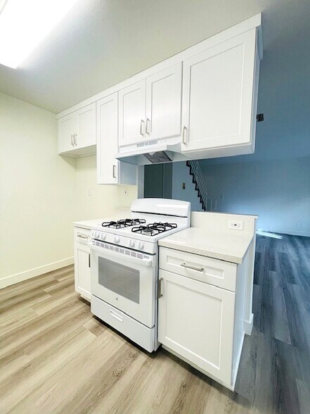 Building Photo - 112 S St Andrews Pl