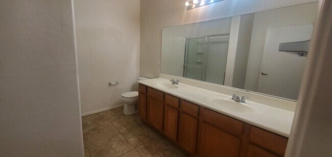 Building Photo - Stunning Condo with Attached Garage