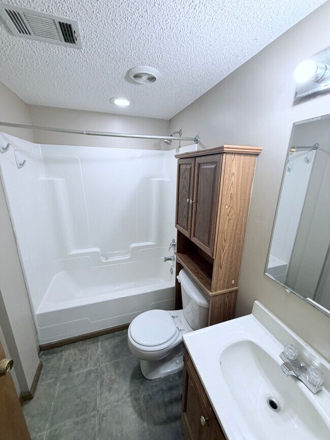 Building Photo - Versatile Oakdale Home Featuring 2 Kitchens, Sun Deck & Mother-in-Law Suite!