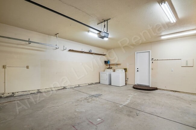 Building Photo - SPACIOUS 3 BEDROOM HOME