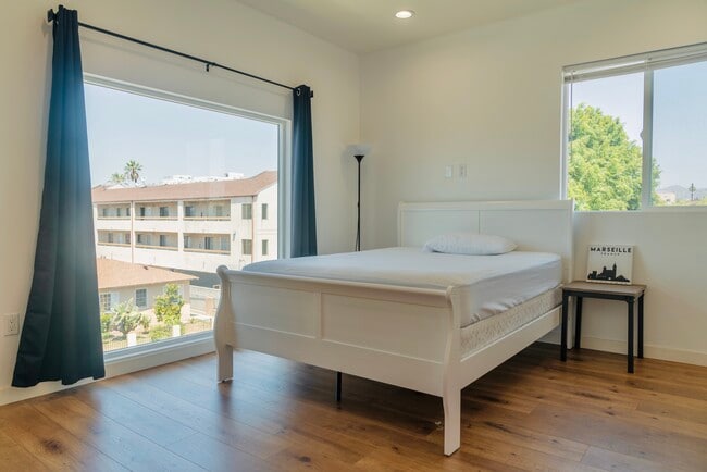 Building Photo - 606 N Harvard Blvd