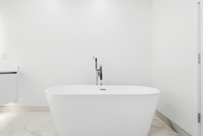 Building Photo - 220 Lake Shore Dr