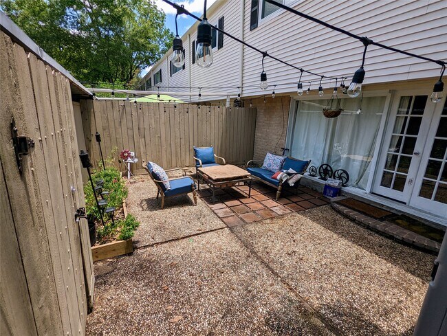 Building Photo - 13374 Trail Hollow Dr