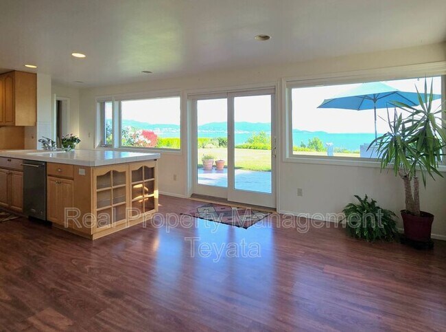 Building Photo - 3921 Cliffside Dr