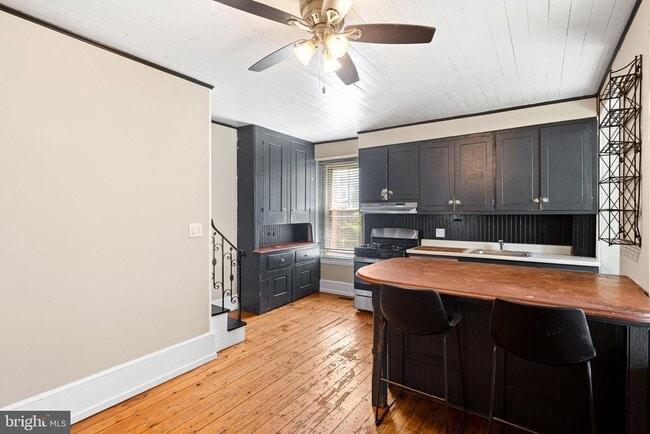 Building Photo - 161 Hermitage St