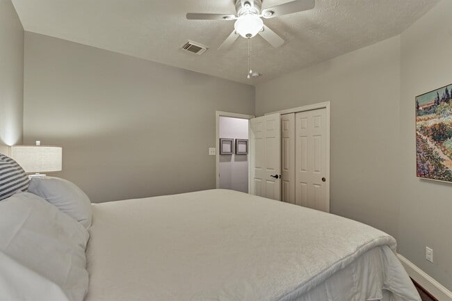 Building Photo - 87 W Honey Grove Pl