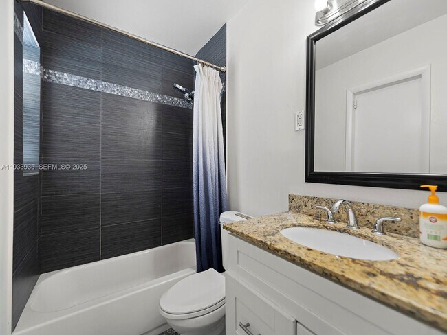 Building Photo - 560 NE 161st St