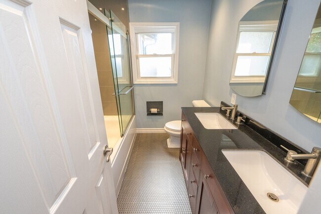 Building Photo - 3BR/2BA home with bonus room & additional ...