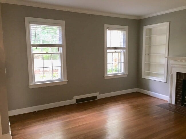 Building Photo - Coming Soon!! 2 Bedroom/ 2 bath Unit! Supe...