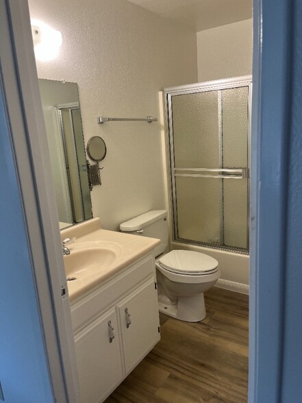 Building Photo - 345 Sky Oaks Dr