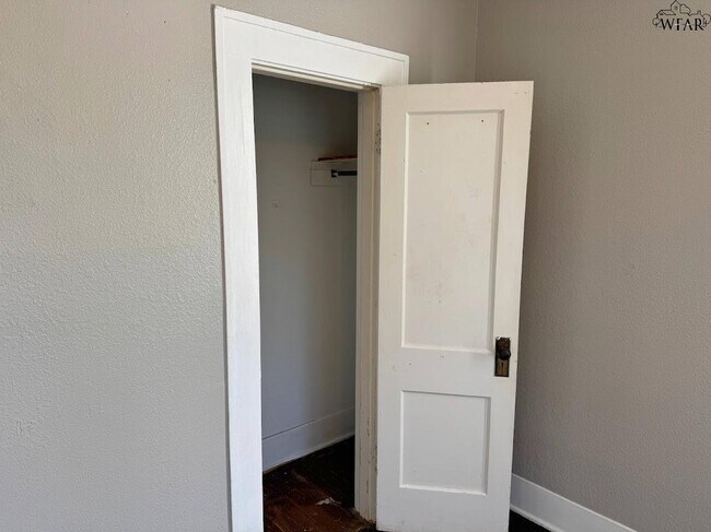 Building Photo - 1916 7th St