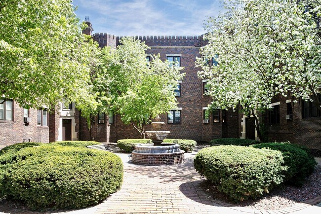 Building Photo - Spacious Two Bedroom Condo in Blackstone!