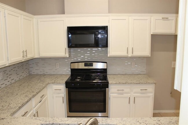 Building Photo - 2208 Quiet Wood Dr