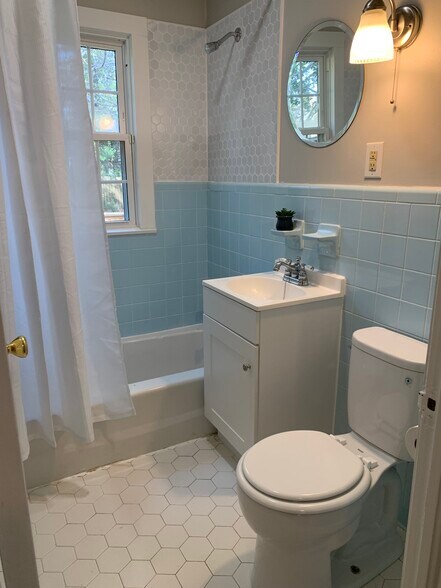 Building Photo - 114 Ellinor St