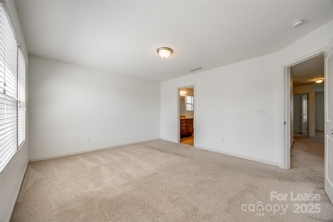Building Photo - 826 Summerlake Dr