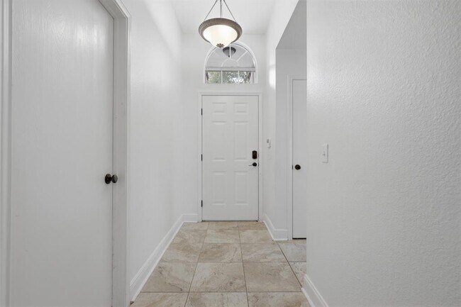 Building Photo - 108 Songbird Ct