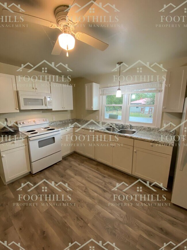 Building Photo - Quaint 2 bedroom, 1 bathroom single-family...
