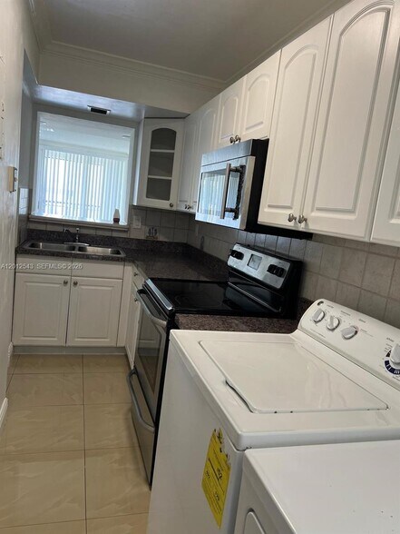 Building Photo - 9210 Fontainebleau Blvd