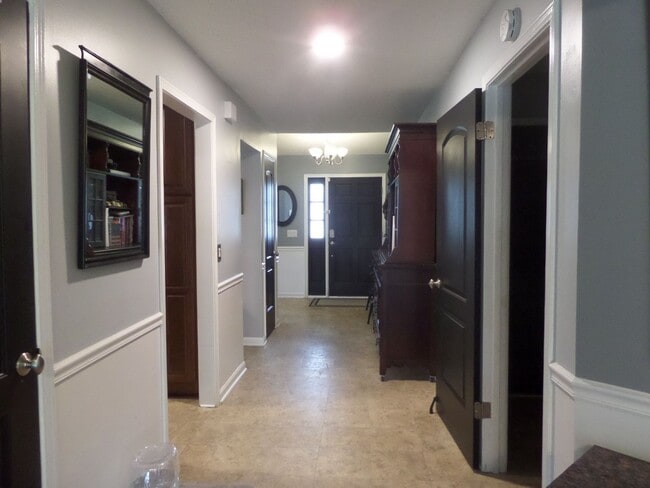 Building Photo - Beautiful 3 bedroom Home