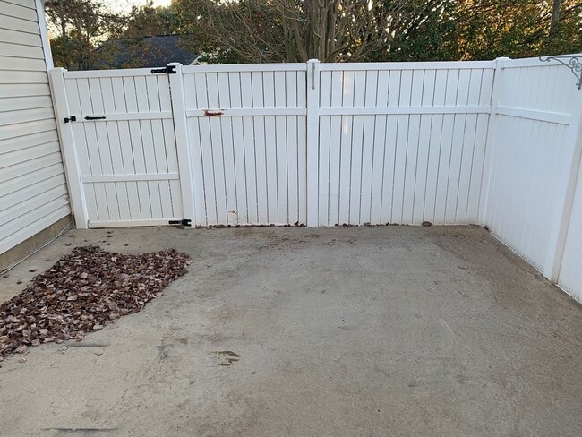 Building Photo - All new laminate flooring~3 bedroom 2 baths ~ small pet with fee ~Home Owner's Assocaite rules & ...