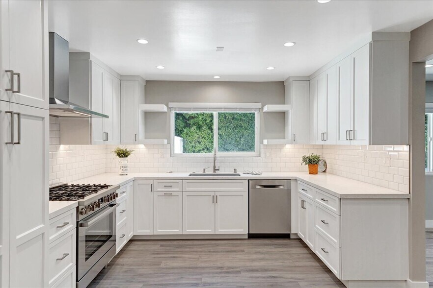 Building Photo - 5346 Tyrone Ave