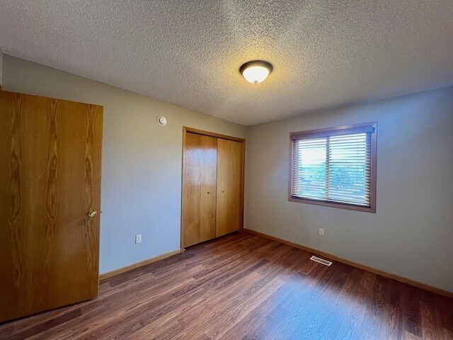 Building Photo - 1028 Park Hill Ct