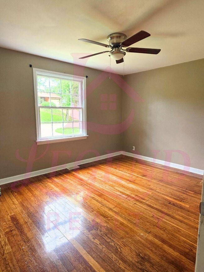 Building Photo - Move-In Ready 2 Bed Home with bonus room and 1 car garage.